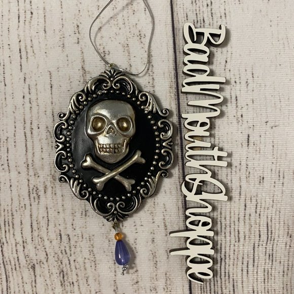 Michael's Halloween Resin Skull Skeleton Cameo Ornament - Picture 1 of 4